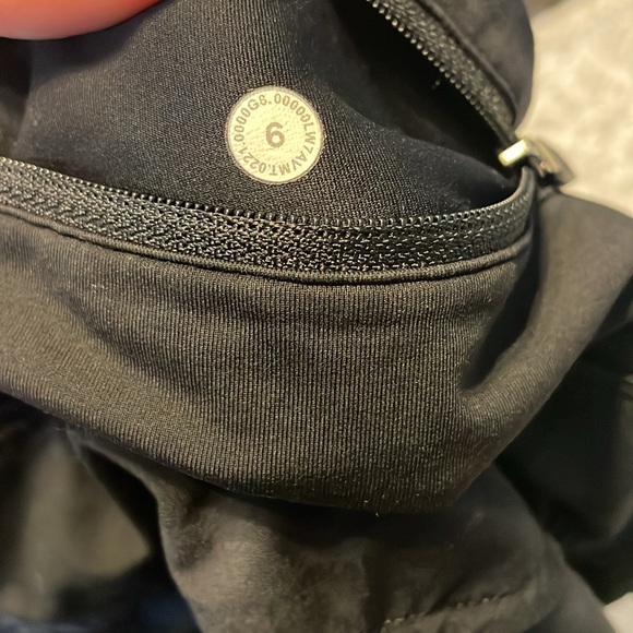 EUC Lululemon Speed Up Mid-Rise Lined Short Black Camo size 6 tall - Picture 5 of 6